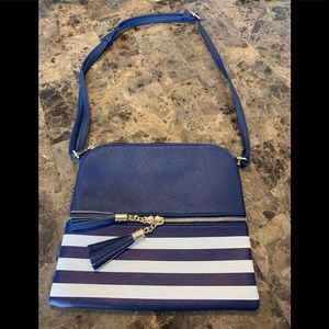 Shoulder or crossbody purse.